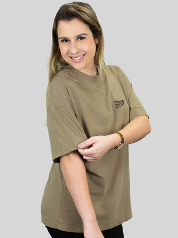 Como combinar camisetas oversized com frases e criar looks autênticos sem esforço