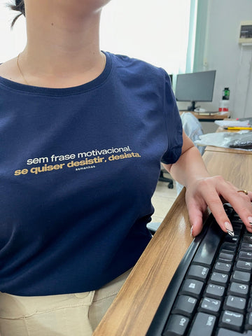 Camisetas femininas com frases motivacionais para quem já cansou de clichê