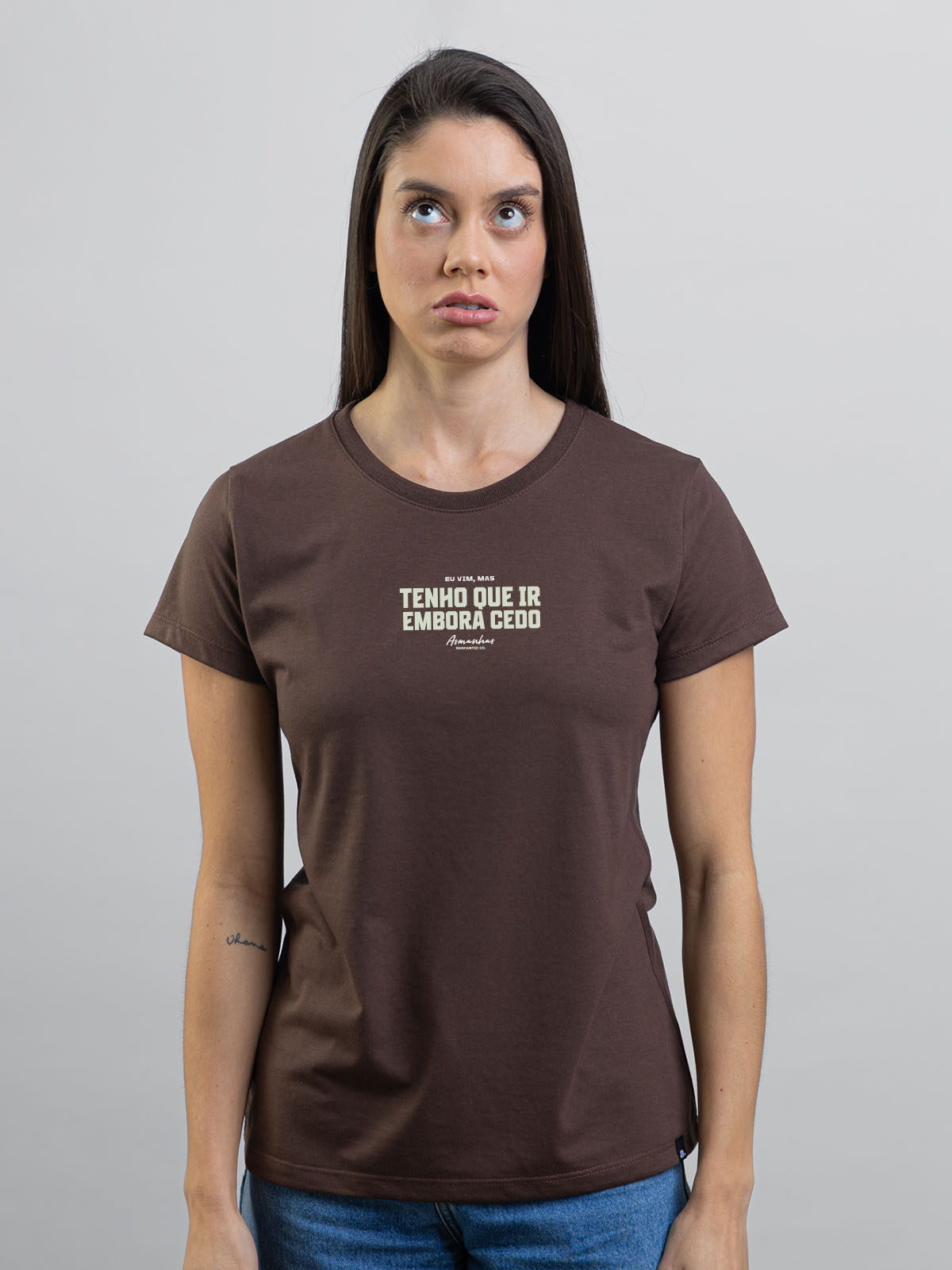Camiseta Feminina Tenho Que Ir Embora Cedo Asmanhas