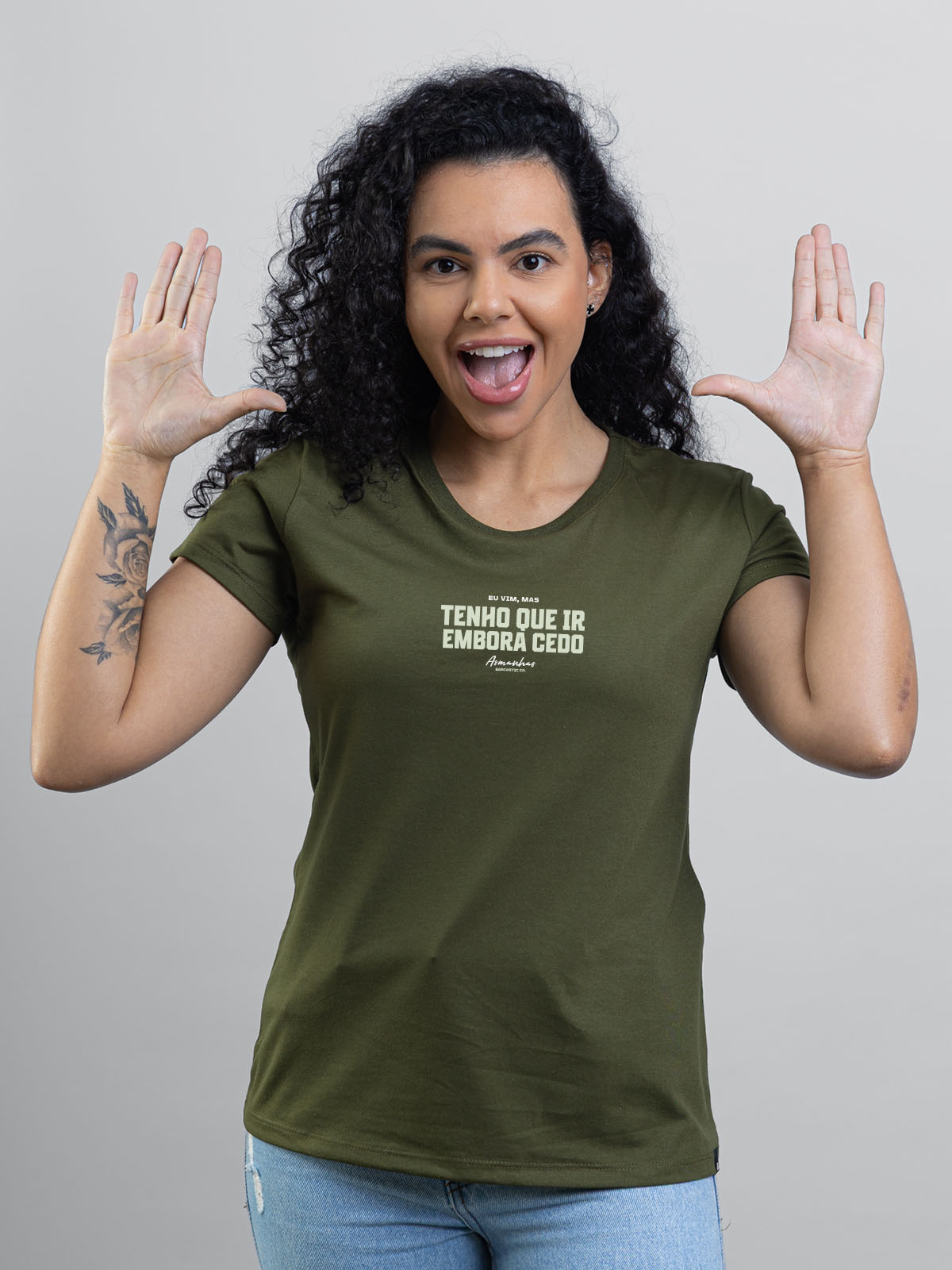 Camiseta Feminina Tenho Que Ir Embora Cedo Asmanhas