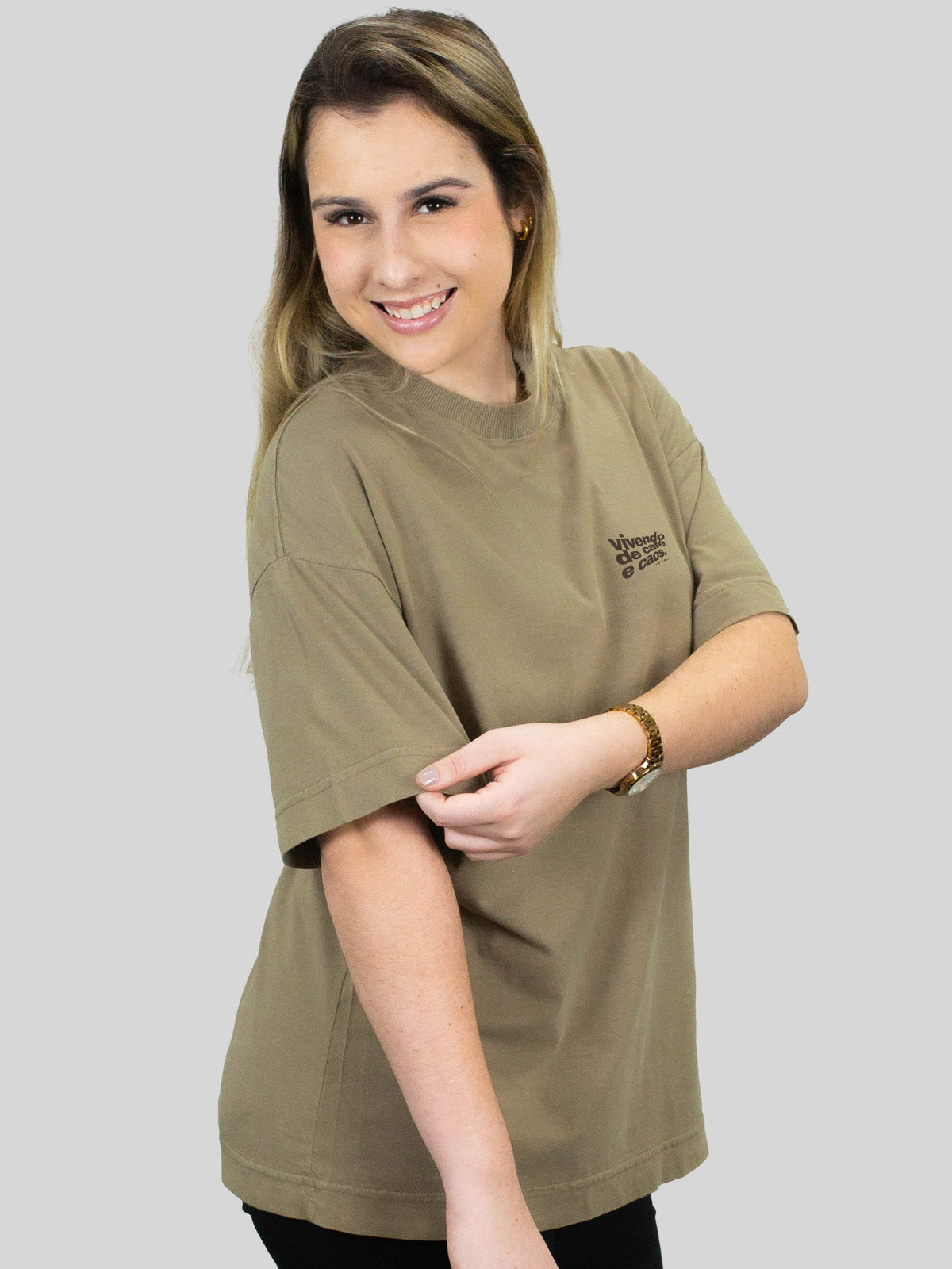Como combinar camisetas oversized com frases e criar looks autênticos sem esforço