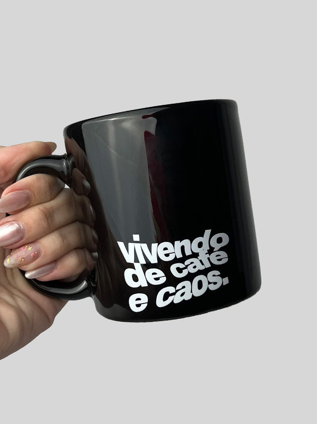 Caneca Café e Caos Preta Asmanhas