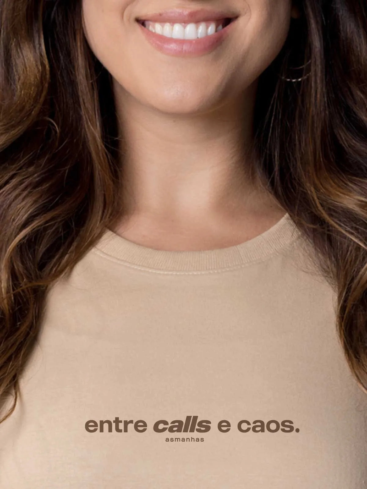 Camiseta Feminina Entre Calls e Caos Asmanhas