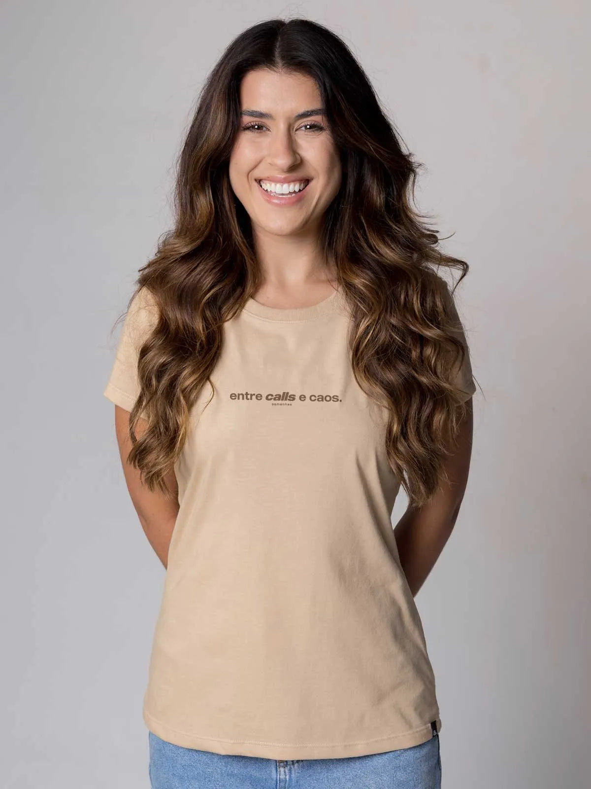 Camiseta Feminina Entre Calls e Caos Asmanhas