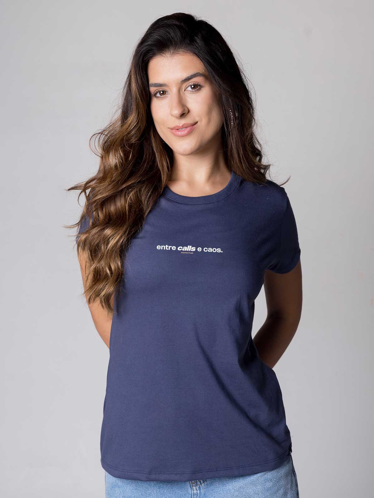 Camiseta Feminina Entre Calls e Caos Asmanhas