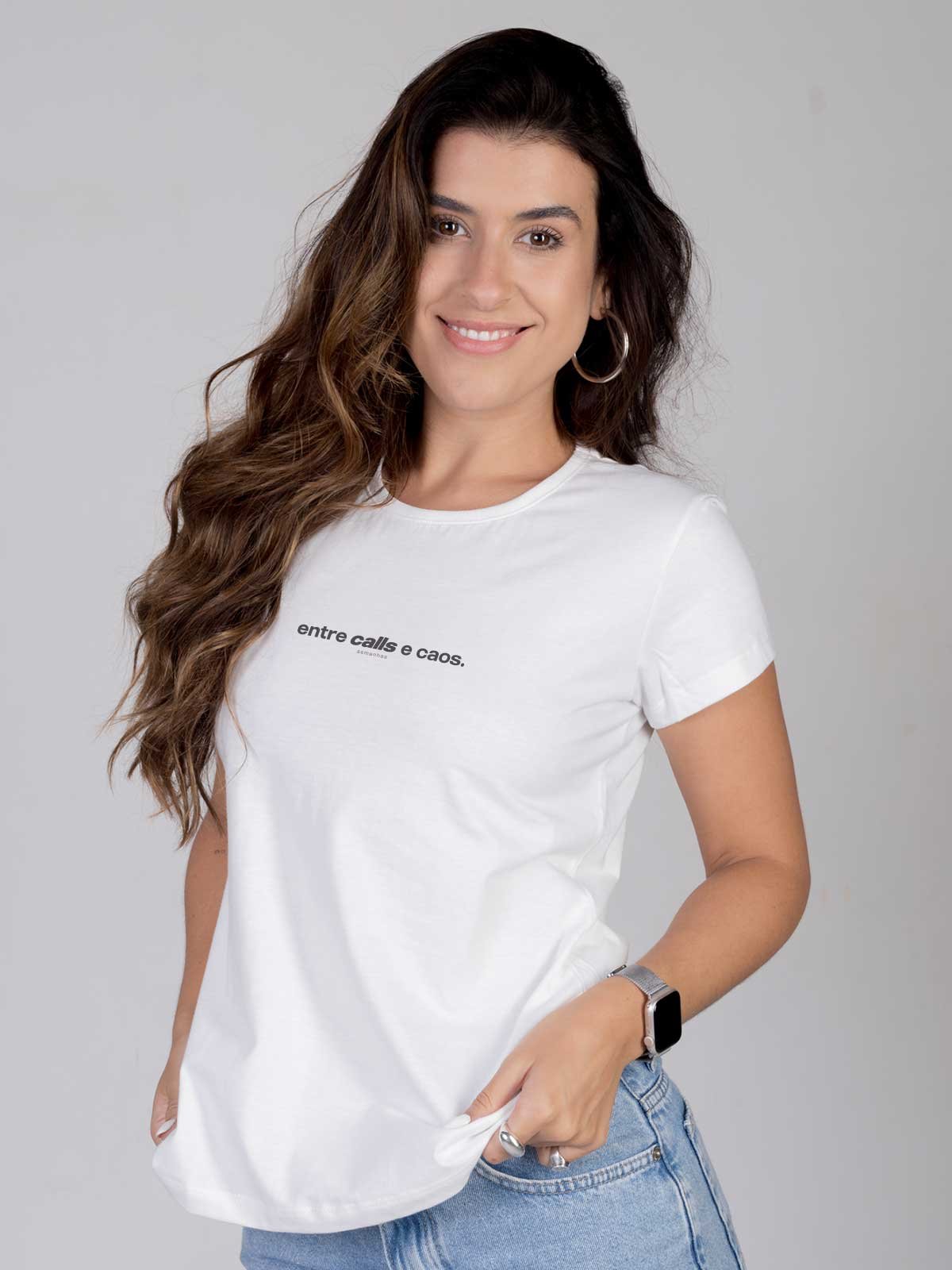 Camiseta Feminina Entre Calls e Caos Asmanhas