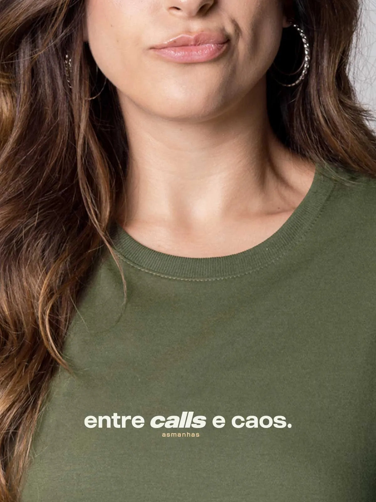 Camiseta Feminina Entre Calls e Caos Asmanhas