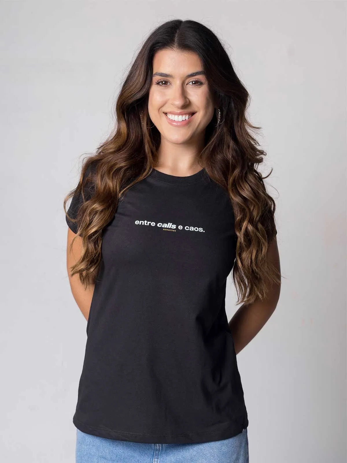 Camiseta Feminina Entre Calls e Caos Asmanhas